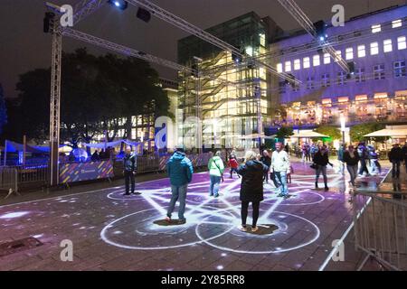 Essen, Allemagne. 02 octobre 2024. Artiste portugais L’installation artistique OCUBO est vue lors de l’ouverture du festival de lumière d’Essen 2024 à Essen, Allemagne, le 2 octobre 2024. (Photo de Ying Tang/NurPhoto) crédit : NurPhoto SRL/Alamy Live News Banque D'Images