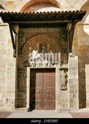 Clermont-Ferrand. Tympan de l'église romane notre Dame du Port. Département du Puy de Dome. Auvergne Rhône Alpes. France Banque D'Images