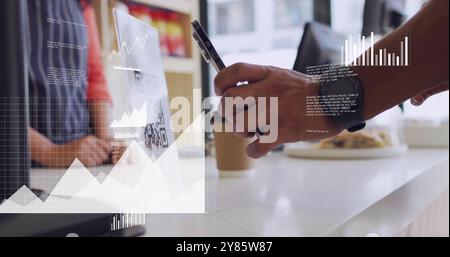 Image du traitement des données financières sur un homme biracial scannant le code qr dans un café Banque D'Images