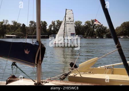 Serbie, le 28 septembre 2024 : les membres d'équipage d'un yacht à voile Micro Class se préparent pour le départ d'une régate sur la Save de Belgrade. Banque D'Images
