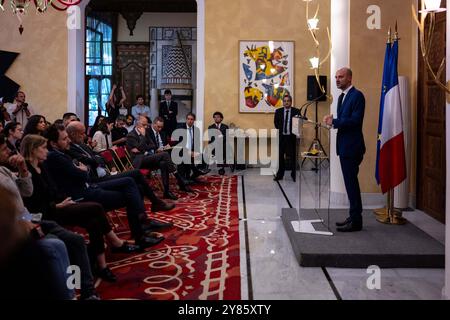 Beyrouth, Liban. 30 septembre 2024. Le ministre français des Affaires étrangères Jean-Noel Barrot s’entretient avec la presse à la résidence des Pins, ou résidence de l’ambassadeur de France, à Beyrouth, Liban, le 30 septembre 2024. Photo de Ammar Abd Rabbo/ABACAPRESS. COM Credit : Abaca Press/Alamy Live News Banque D'Images