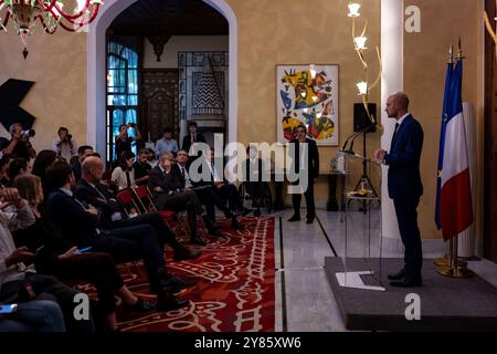 Beyrouth, Liban. 30 septembre 2024. Le ministre français des Affaires étrangères Jean-Noel Barrot s’entretient avec la presse à la résidence des Pins, ou résidence de l’ambassadeur de France, à Beyrouth, Liban, le 30 septembre 2024. Photo de Ammar Abd Rabbo/ABACAPRESS. COM Credit : Abaca Press/Alamy Live News Banque D'Images