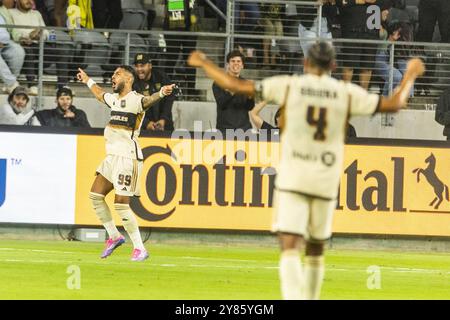 Los Angeles, États-Unis. 02 octobre 2024. Dénis Bouanga (l) du Los Angeles FC célèbre après avoir marqué contre le formé Louis City lors d'un match de soccer de la MLS au BMO Stadium, le 2 octobre 2024 à Los Angeles. Crédit : SOPA images Limited/Alamy Live News Banque D'Images