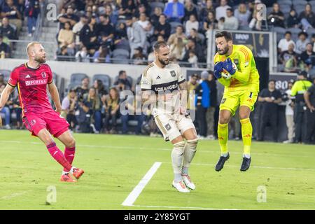 Los Angeles, États-Unis. 02 octobre 2024. Le gardien de but du Los Angeles FC Hugo Lloris (R) fait un arrêt contre le formé Louis City lors d'un match de soccer de la MLS au BMO Stadium, le 2 octobre 2024 à Los Angeles. Crédit : SOPA images Limited/Alamy Live News Banque D'Images