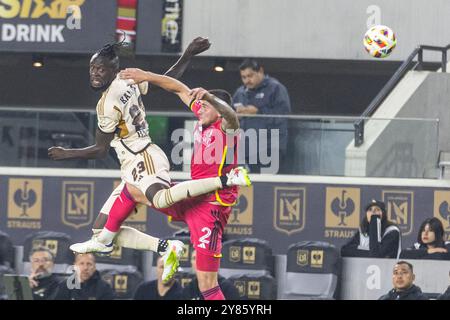 Los Angeles, États-Unis. 02 octobre 2024. Kei Kamara (G) du Los Angeles FC et Jakob Nerwinski (d) de Louis City se disputent le ballon lors d'un match de soccer de la MLS au BMO Stadium, le 2 octobre 2024 à Los Angeles. (Photo de Ringo Chiu/SOPA images/SIPA USA) crédit : SIPA USA/Alamy Live News Banque D'Images