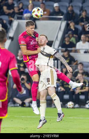 Los Angeles, États-Unis. 02 octobre 2024. Joakim Nilsson (G) de Louis City et Lewis O'Brien (d) de Los Angeles FC se disputent le ballon lors d'un match de soccer de la MLS au BMO Stadium, le 2 octobre 2024 à Los Angeles. (Photo de Ringo Chiu/SOPA images/SIPA USA) crédit : SIPA USA/Alamy Live News Banque D'Images