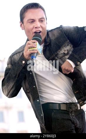 Milan Italie 06/10/2003 : Tiziano Ferro, chanteur italien, concert live pendant le MTV - total Request Live Banque D'Images