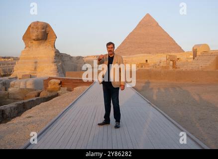 Kairo, Egypte. 03 Oct, 2024. Markus Söder (CSU), ministre-président de Bavière, visite la statue du Sphinx et les pyramides de Gizeh. Söder entreprend un voyage de trois jours en Égypte. Crédit : Sven Hoppe/dpa/Alamy Live News Banque D'Images