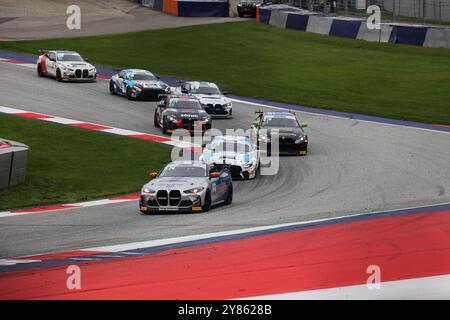 Tim Reiter (DEU) / Leon Wassertheurer (DEU), #3, BMW M4 GT4, Team : Hofor Racing by Bonk Motorsport (CHE), vor Jan Philipp Springob (Olpe/DEU) / E Gjerdrum (NOR), #86, Mercedes AMG GT4, Team : DATALAB Sports with CV performance Group (DEU), und Thomas Rackl (DEU) / Andreas Jochimsen (DNK), #77, BMW M4 GT4, BMW Motorsport, Allemagne, GT4, DEU 2024) Spielberg, Oesterreich, 29.09.2024 Foto : Eibner-Pressefoto/Juergen Augst Banque D'Images