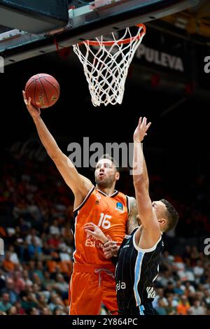 Stefan Jovic de Valencia basket, Billy Ivey de Veolia Hamburg Towers en action lors de l'Eurocup Round 2 de la saison régulière BKT le 2 octobre 2024 au PAB Banque D'Images