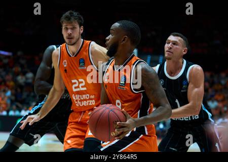 Ethan Happ du panier de Valence, Jean Montero du panier de Valence en action lors du Round 2 de la saison régulière de l'Eurocup BKT le 2 octobre 2024 à Pabellon Banque D'Images