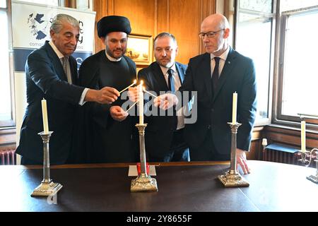 (De gauche à droite) Lord Lieutenant adjoint de la ville d'Édimbourg, Edward Green, le chef Imam Sayed Razawi, le secrétaire écossais Ian Murray et le premier ministre John Swinney lors d'une cérémonie multiconfessionnelle d'allumage aux chandelles à Edinburgh City Chambers, réunissant des dirigeants juifs et musulmans pour symboliser leur engagement commun en faveur de la paix et de la coexistence. La cérémonie a été organisée par l'imam en chef Sayed Razawi, avec Edward Green représentant la direction de la communauté juive en Écosse, et comprend 15 bougies offertes par l'incorporation de Candle Makers Edinburgh. Date de la photo : jeudi octobre Banque D'Images