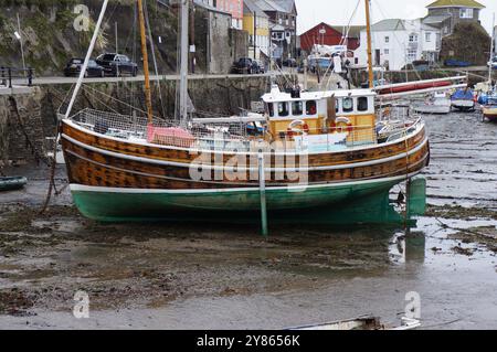Bateau de pêche à Low Tide Mevagissey Harbour Cornwall Angleterre Royaume-Uni Banque D'Images