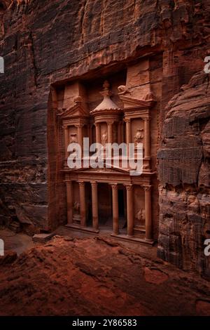 Treasury Al-Khazneh, vue historique en pierre de Petra. Voyage Jordanie, vacances en Arabie. Lumière du soir dans la nature, Jordanie. Arche de paysage en pierre rouge Banque D'Images