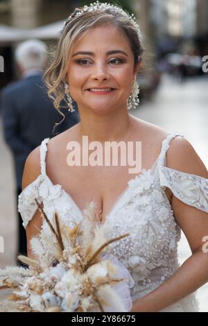 Femme nouvellement mariée avec le visage heureux dans la rue, Espagne Banque D'Images