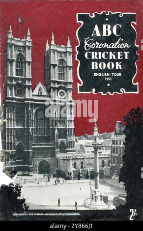 Couverture de l'ABC (Australian Broadcasting Commission) Coronation Cricket Book pour la tournée d'essai de cricket prévue en Angleterre par l'Australian Cricket Team en 1953. Le livre fournit des détails sur les joueurs des deux équipes et sur les ovales de cricket où les matchs d'essai devaient être joués. La tournée a eu lieu le même mois et la même année que le couronnement de la reine Elizabeth II Banque D'Images