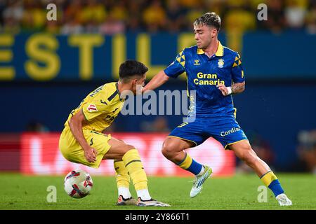 Alberto Moleiro de l'UD Las Palmas concourt pour le ballon avec Ilias Akhomach de Villarreal CF lors du match de LaLiga entre Villarreal CF et UD Las Banque D'Images