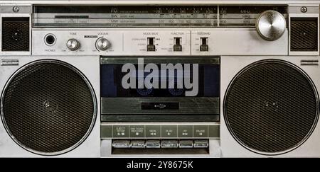 Vieux enregistreur de cassette joue de la musique sur une cassette, montrant son style vintage Banque D'Images