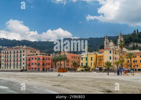 Plage de la station balnéaire sur la Riviera italienne, l'un des plus beaux villages d'Italie, avec l'église de San Matteo, Laigueglia, Ligurie Banque D'Images