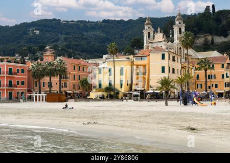 Plage de la station balnéaire sur la Riviera italienne, l'un des plus beaux villages d'Italie, avec l'église de San Matteo, Laigueglia, Ligurie Banque D'Images