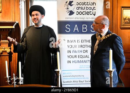 Le chef Imam Sayed Razawi (à gauche) et le Lord Provost d'Édimbourg Robert Aldridge lors d'une cérémonie d'allumage aux chandelles multiconfessionnelle à Édimbourg City Chambers, réunissant des dirigeants juifs et musulmans pour symboliser leur engagement commun en faveur de la paix et de la coexistence. Date de la photo : jeudi 3 octobre 2024. Banque D'Images