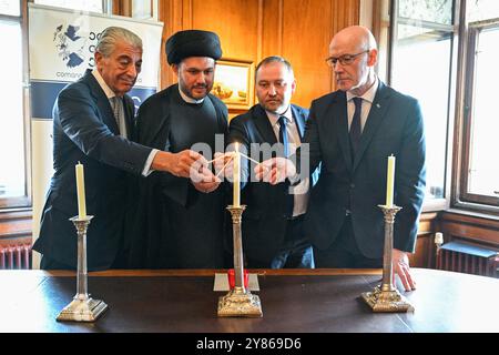 (De gauche à droite) Lord Lieutenant adjoint de la ville d'Édimbourg, Edward Green, le chef Imam Sayed Razawi, le secrétaire écossais Ian Murray et le premier ministre John Swinney lors d'une cérémonie multiconfessionnelle d'allumage aux chandelles à Edinburgh City Chambers, réunissant des dirigeants juifs et musulmans pour symboliser leur engagement commun en faveur de la paix et de la coexistence. Date de la photo : jeudi 3 octobre 2024. Banque D'Images