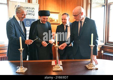 (De gauche à droite) Lord Lieutenant adjoint de la ville d'Édimbourg, Edward Green, le chef Imam Sayed Razawi, le secrétaire écossais Ian Murray et le premier ministre John Swinney lors d'une cérémonie multiconfessionnelle d'allumage aux chandelles à Edinburgh City Chambers, réunissant des dirigeants juifs et musulmans pour symboliser leur engagement commun en faveur de la paix et de la coexistence. Date de la photo : jeudi 3 octobre 2024. Banque D'Images