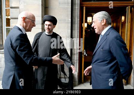 Le premier ministre John Swinney (à gauche) est accueilli par Edward Green (à droite), Lord Lieutenant adjoint de la ville d’Édimbourg, et l’Imam Sayed Razawi, chef, avant une cérémonie d’allumage aux chandelles multiconfessionnelle à Edinburgh City Chambers, réunissant des dirigeants juifs et musulmans pour symboliser leur engagement commun en faveur de la paix et de la coexistence. Date de la photo : jeudi 3 octobre 2024. Banque D'Images