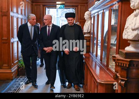 (De gauche à droite) Lord Lieutenant adjoint de la ville d'Édimbourg, Edward Green, le premier ministre John Swinney et l'Imam en chef Sayed Razawi assistent à une cérémonie d'allumage de chandelles multiconfessionnelle à Edinburgh City Chambers, réunissant des dirigeants juifs et musulmans pour symboliser leur engagement commun en faveur de la paix et de la coexistence. Date de la photo : jeudi 3 octobre 2024. Banque D'Images