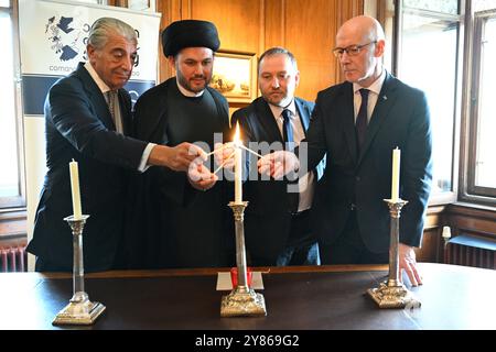 (De gauche à droite) Lord Lieutenant adjoint de la ville d'Édimbourg, Edward Green, le chef Imam Sayed Razawi, le secrétaire écossais Ian Murray et le premier ministre John Swinney lors d'une cérémonie multiconfessionnelle d'allumage aux chandelles à Edinburgh City Chambers, réunissant des dirigeants juifs et musulmans pour symboliser leur engagement commun en faveur de la paix et de la coexistence. Date de la photo : jeudi 3 octobre 2024. Banque D'Images