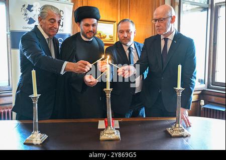 (De gauche à droite) Lord Lieutenant adjoint de la ville d'Édimbourg, Edward Green, le chef Imam Sayed Razawi, le secrétaire écossais Ian Murray et le premier ministre John Swinney lors d'une cérémonie multiconfessionnelle d'allumage aux chandelles à Edinburgh City Chambers, réunissant des dirigeants juifs et musulmans pour symboliser leur engagement commun en faveur de la paix et de la coexistence. Date de la photo : jeudi 3 octobre 2024. Banque D'Images