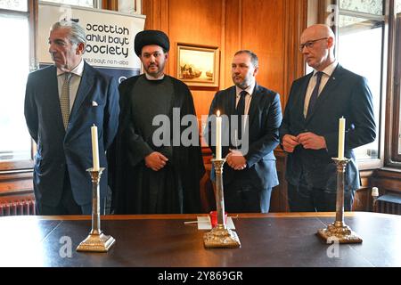 (De gauche à droite) Lord Lieutenant adjoint de la ville d'Édimbourg, Edward Green, le chef Imam Sayed Razawi, le secrétaire écossais Ian Murray et le premier ministre John Swinney lors d'une cérémonie multiconfessionnelle d'allumage aux chandelles à Edinburgh City Chambers, réunissant des dirigeants juifs et musulmans pour symboliser leur engagement commun en faveur de la paix et de la coexistence. Date de la photo : jeudi 3 octobre 2024. Banque D'Images