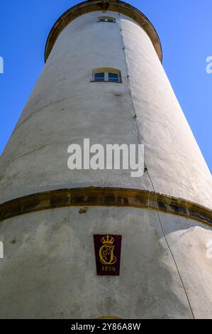 En regardant l'ancien phare (1839, maintenant déclassé) sur l'île de Jomfruland dans le comté de Telemark, en Norvège. Banque D'Images