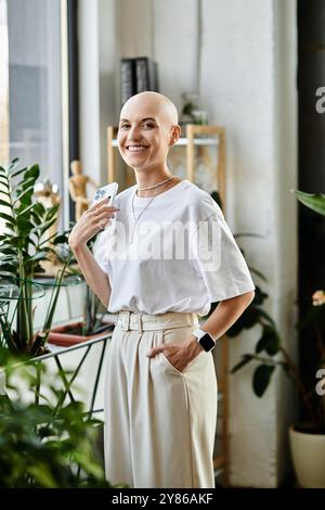 Une jeune femme confiante portant des vêtements chics se tient par la verdure, exsudant l'élégance et le charme. Banque D'Images