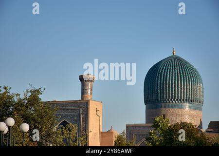 Superbe dôme bleu et imposant minaret du mausolée Gur-e-Amir, le lieu de sépulture du conquérant Timur (Tamerlan), situé à Samarcande, Ouzbékistan Banque D'Images