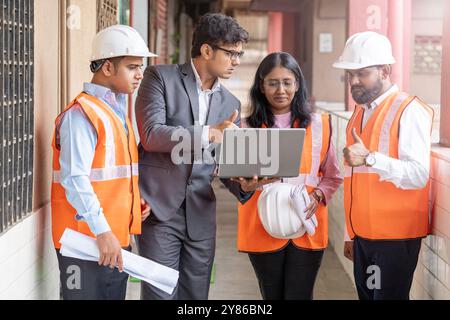 Les professionnels de la construction collaborent et discutent des exigences du projet sur le site industriel travail d'équipe dans la planification de projet d'action, chantier de construction Banque D'Images