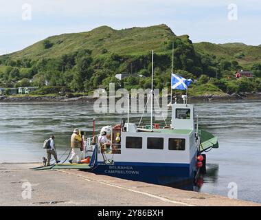 Passagers embarquant sur le ferry MV Belnahua à Luing sur la jetée de Cuan sur l'île de Seil, Argyll et Bute, Écosse, Royaume-Uni, Europe. Banque D'Images