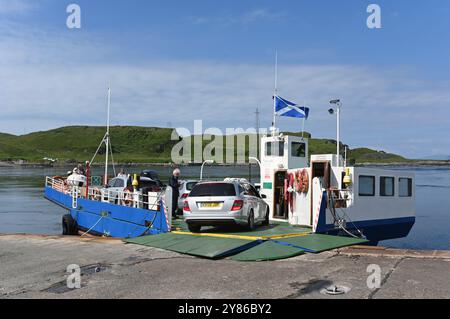 Passagers embarquant sur le ferry MV Belnahua à Luing sur la jetée de Cuan sur l'île de Seil, Argyll et Bute, Écosse, Royaume-Uni, Europe. Banque D'Images