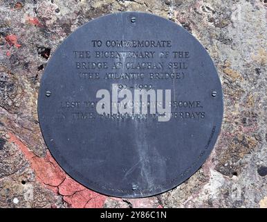 Plaque commémorative. Bicentenaire du pont Clachan enjambant Clachan Sound. Seil Island, Argyll and Bute, Écosse, Royaume-Uni, Europe. Banque D'Images