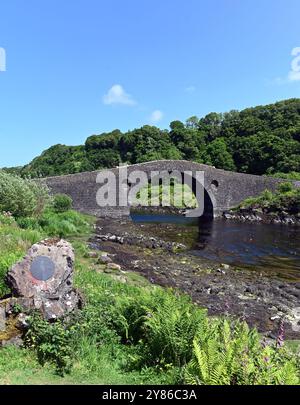 Plaque commémorative. Bicentenaire du pont Clachan enjambant Clachan Sound. Seil Island, Argyll and Bute, Écosse, Royaume-Uni, Europe. Banque D'Images