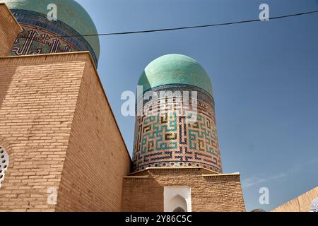 Le complexe commémoratif Shakhi Zinda à Samarcande, en Ouzbékistan, est un chef-d'œuvre architectural de la période Timuride. Cette photo capture l'étonnant Banque D'Images