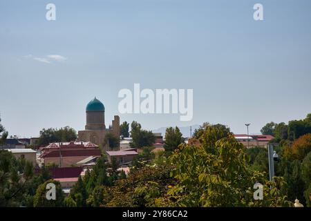 Une vue imprenable sur la ville de Samarcande, en Ouzbékistan, depuis une plate-forme d'observation, avec l'emblématique Mausolée Bibi-Khanym. Le mausolée, Wit Banque D'Images