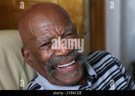 Photo du dossier datée du 13/06/18 d'Alford Gardner qui est arrivé en Grande-Bretagne en 1948 sur le premier navire Windrush à accoster à Tilbury, Essex, parlant à son domicile à Leeds. Le prince de Galles a rendu hommage au pionnier de Windrush et pionnier du cricket Alford Gardner, en disant qu'il a « changé la vie de tant de personnes avec son courage et sa positivité ». William a rendu visite à M. Gardner, décédé à l'âge de 98 ans, chez lui à Leeds l'année dernière pour un documentaire ITV Windrush, avant de l'emmener au terrain de cricket de Headingley pour une célébration surprise avec des stars du sport. Date d'émission : vendredi 4 octobre 2024. Banque D'Images