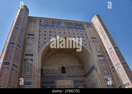 La grande entrée de la mosquée Bibi-Khanym, l’un des monuments architecturaux les plus emblématiques de Samarcande. Construit au XVe siècle sous le règne de Ti Banque D'Images