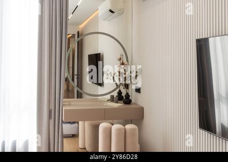 Une petite coiffeuse dans un coin du dressing Banque D'Images