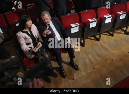 Schwerin, Allemagne. 03 Oct, 2024. L'ancien chancelier fédéral Gerhard Schröder (SPD) et son épouse So-yeon Schröder-Kim au début de la cérémonie au théâtre d'État de Mecklembourg. Dans le cadre de la présidence du Conseil fédéral, Schwerin accueille les principales célébrations de la Journée de l'unité allemande sous le slogan "unir les voiles". Crédit : Jens Büttner/dpa POOL/dpa/Alamy Live News Banque D'Images