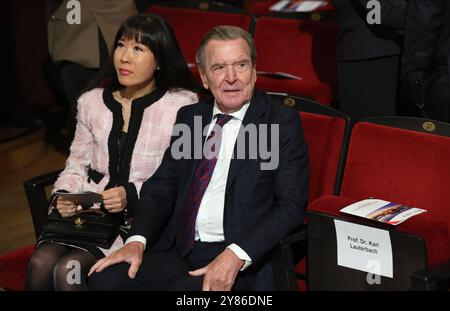 Schwerin, Allemagne. 03 Oct, 2024. L'ancien chancelier fédéral Gerhard Schröder (SPD) et son épouse So-yeon Schröder-Kim au début de la cérémonie au théâtre d'État de Mecklembourg. Dans le cadre de la présidence du Conseil fédéral, Schwerin accueille les principales célébrations de la Journée de l'unité allemande sous le slogan "unir les voiles". Crédit : Jens Büttner/dpa POOL/dpa/Alamy Live News Banque D'Images