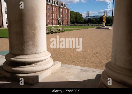 Statue en bronze doré du roi Charles II dans la tenue d'un général romain par Grinling Gibbons dans le parvis du Royal Hospital Chelsea, Londres Banque D'Images