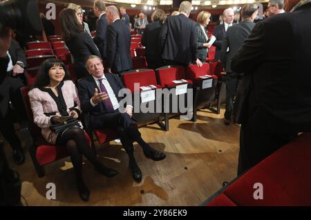 Schwerin, Allemagne. 03 Oct, 2024. L'ancien chancelier fédéral Gerhard Schröder (SPD) et son épouse So-yeon Schröder-Kim au début de la cérémonie au théâtre d'État de Mecklembourg. Dans le cadre de la présidence du Conseil fédéral, Schwerin accueille les principales célébrations de la Journée de l'unité allemande sous le slogan "unir les voiles". Crédit : Jens Büttner/dpa POOL/dpa/Alamy Live News Banque D'Images