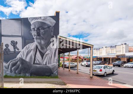 La rue principale de Blayney dans le centre-ouest de la Nouvelle-Galles du Sud, Australie, avec la peinture murale achevée en septembre 2023 par l'artiste de Bathurst Callum Hotham Banque D'Images